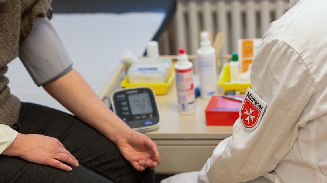 Malteser Sprechstunde, Patient und Arzt im Gespräch.
