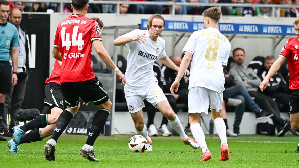 Rayon Johannson nach dem 0:1 im Mittelfeld .