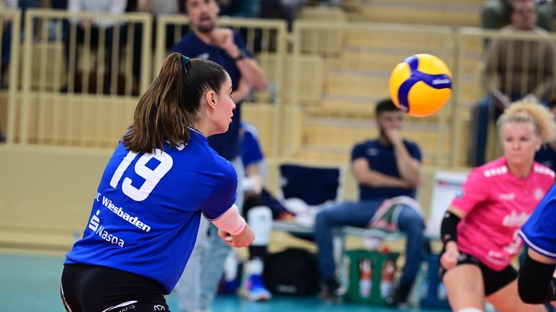Greta Kiss im Spiel VC Wiesbaden gegen Lotto Suhl, Feldabwehr.