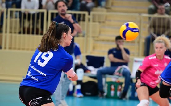 Greta Kiss im Spiel VC Wiesbaden gegen Lotto Suhl, Feldabwehr.