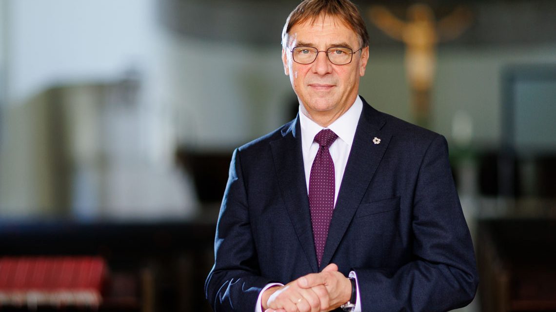 Kirchenpräsident Volker Jung hat den Festgottesdienst zu 75 Jahre Grundgesetz.