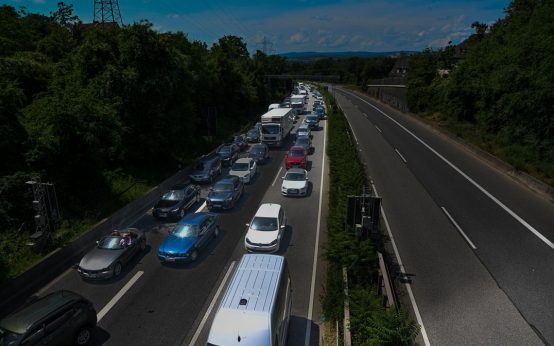 A66 Richtung Frankfurt, Stau: Symbolbild. Fahrbahnschaden nicht Tim Bild-