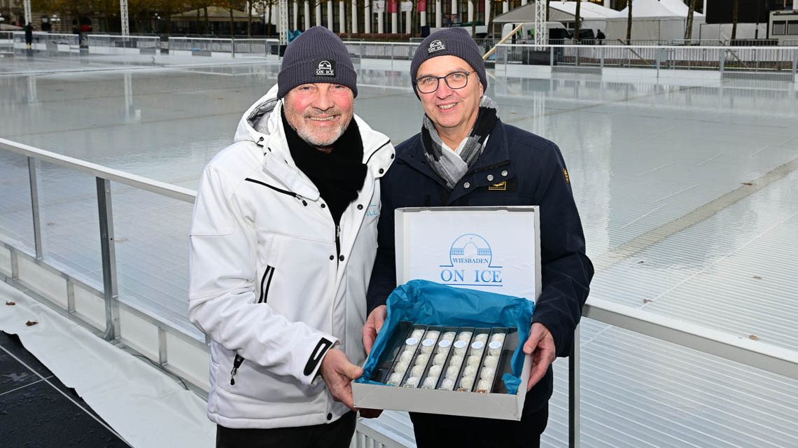Andreas Steinbauer und Jürgen Brand stellen die Wiesbaden on Ice-Praline vor.