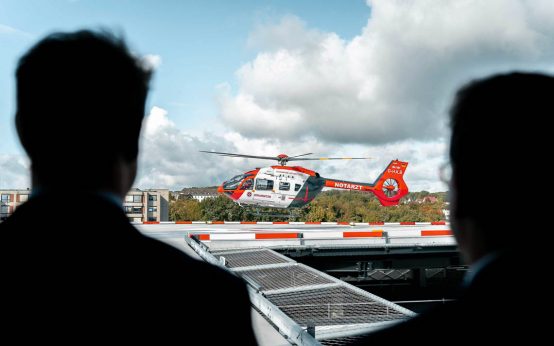 Erste Landung auf dem Helipad der neuen Helios HSK durch die Johanniter Luftrettung