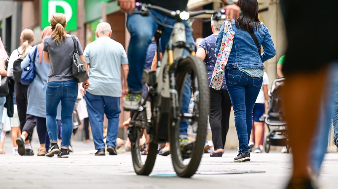 Treiben in der Innenstadt von Wiesbaden in der Kirchgasse.