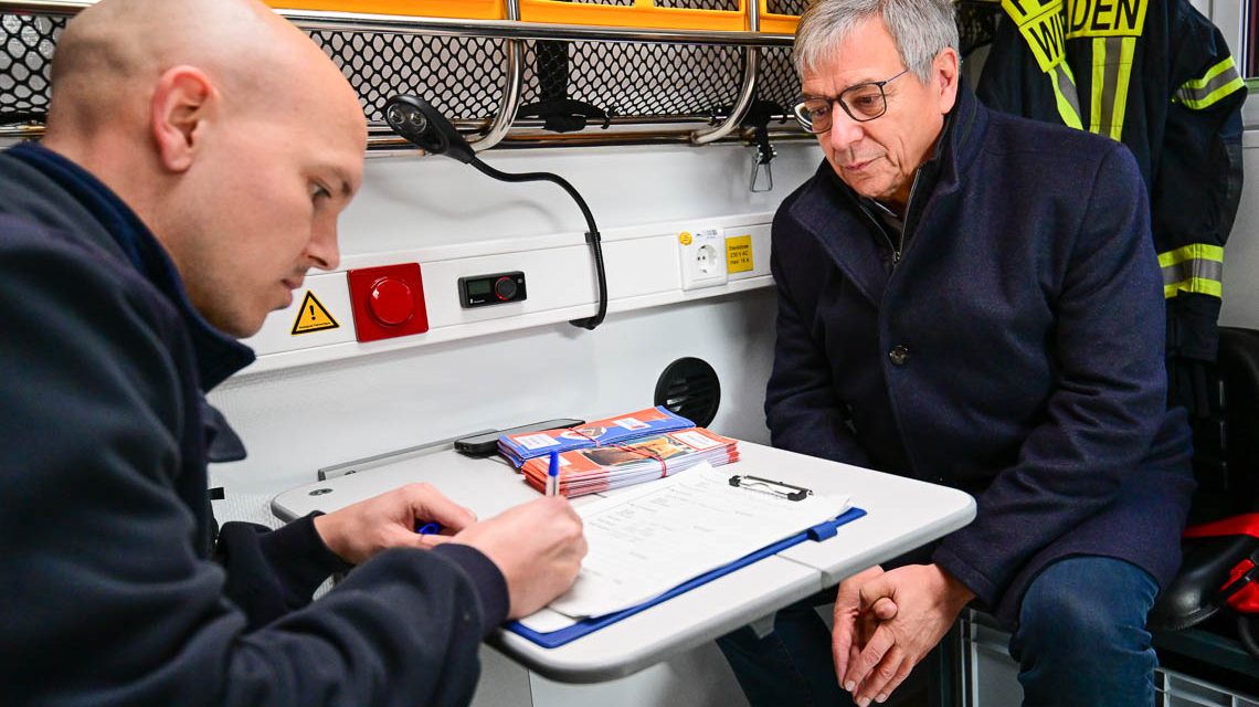 Oberbürgermeister Gert-Uwe Mende mit Sorgenfalten. Zwei Personen stecken im Fahrstuhl fest.