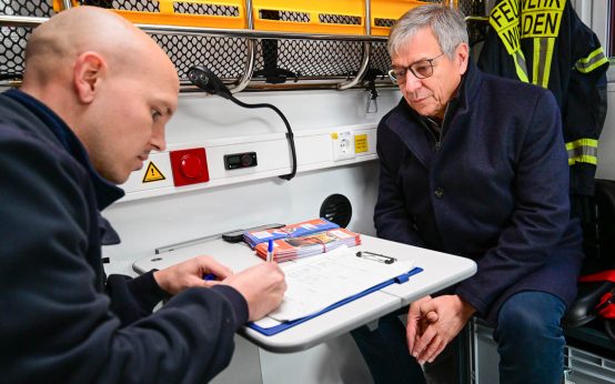 Oberbürgermeister Gert-Uwe Mende mit Sorgenfalten. Zwei Personen stecken im Fahrstuhl fest.