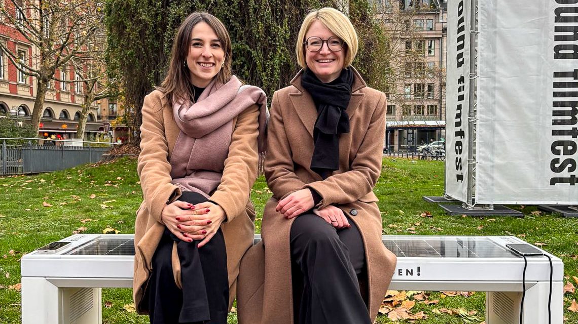 Maral Koohestanian, Dezernentin für Smart City, Europa und Ordnung (links), und Dr. Patricia Becher, Dezernentin für Soziales, Bildung und Wohnen auf Wiesbadens erster Solarbank.