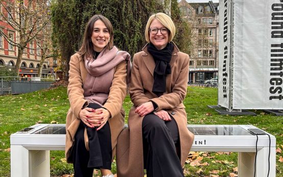 Maral Koohestanian, Dezernentin für Smart City, Europa und Ordnung (links), und Dr. Patricia Becher, Dezernentin für Soziales, Bildung und Wohnen auf Wiesbadens erster Solarbank.