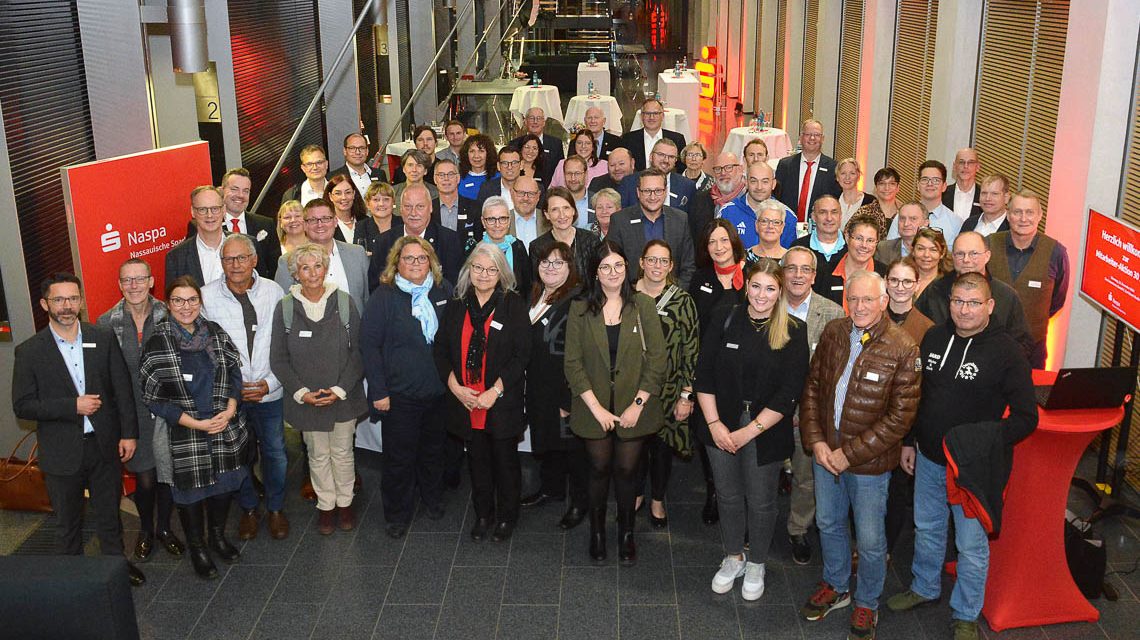 Naspa-Vorstandsvorsitzender Marcus Nähser (Vierter von links) und der Geschäftsführer der Naspa Stiftung, Jens Prange-Wegmann (links), würdigen das ehrenamtliche Engagement von 30 Naspa-Mitarbeitenden mit jeweils 1.000 Euro.