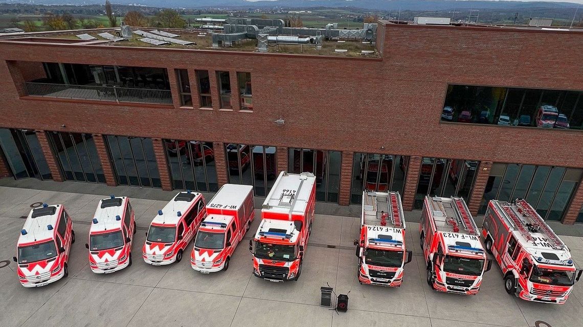 Oberbürgermeister Mende neue Fahrzeuge Einsatzfahrzeuge an die Berufsfeuerwehr und Freiwilligen Feuerwehren.