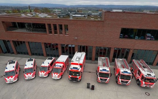 Oberbürgermeister Mende neue Fahrzeuge Einsatzfahrzeuge an die Berufsfeuerwehr und Freiwilligen Feuerwehren.