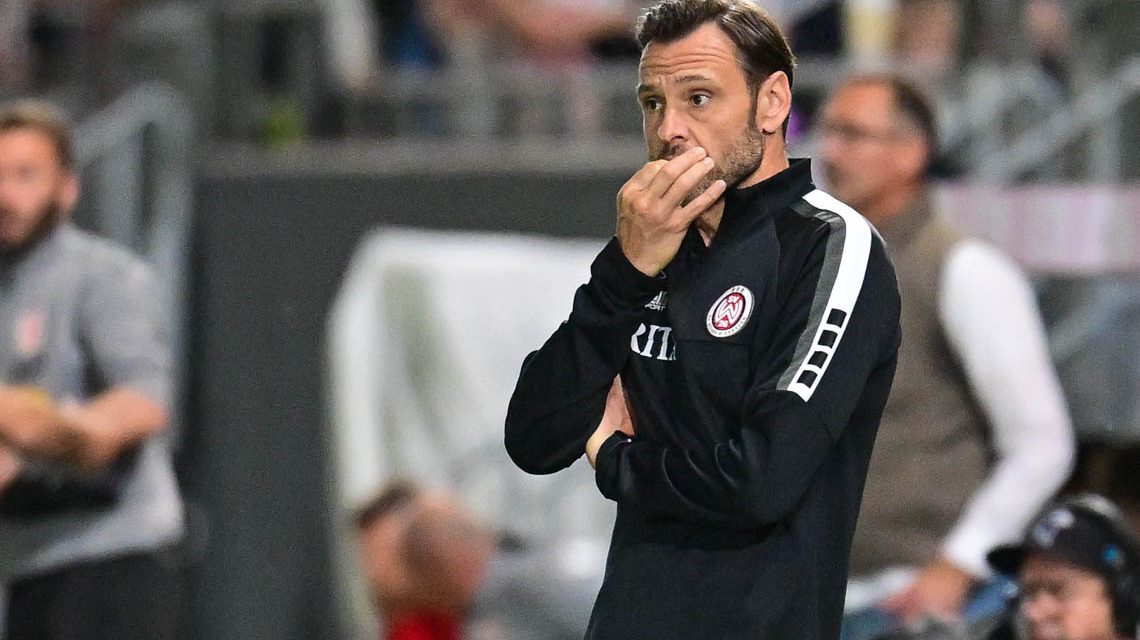 Nils Böring am Spielfeldrand.