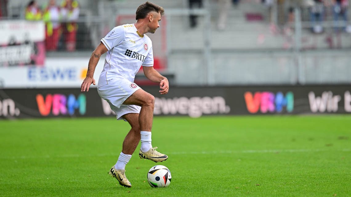 Thijmen Goppel, SV Wehen Wiesabden, nimmt fahrt aus dem Spiel