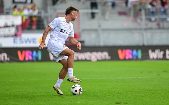 Thijmen Goppel, SV Wehen Wiesabden, nimmt fahrt aus dem Spiel