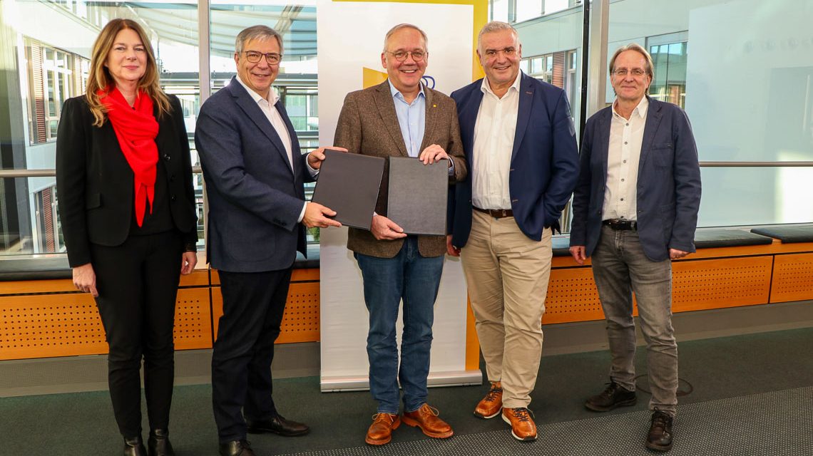 Beschreibung: v.l.n.r.: Bürgermeisterin Christiane Hinninger, Oberbürgermeister Gert-Uwe Mende, ESWE-Vorstandsvorsitzender Ralf Schodlok, Vorstandsmitglied Jörg Höhler und Dr. Klaus Friedrich, Leiter des Umweltamtes. Bildrechte: ESWE Versorgung