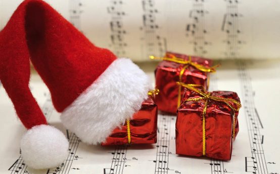 Noten, kleine Geschenke und eine Nikolausmütze: Weihnachtssingen auf dem Dern'schen Gelände