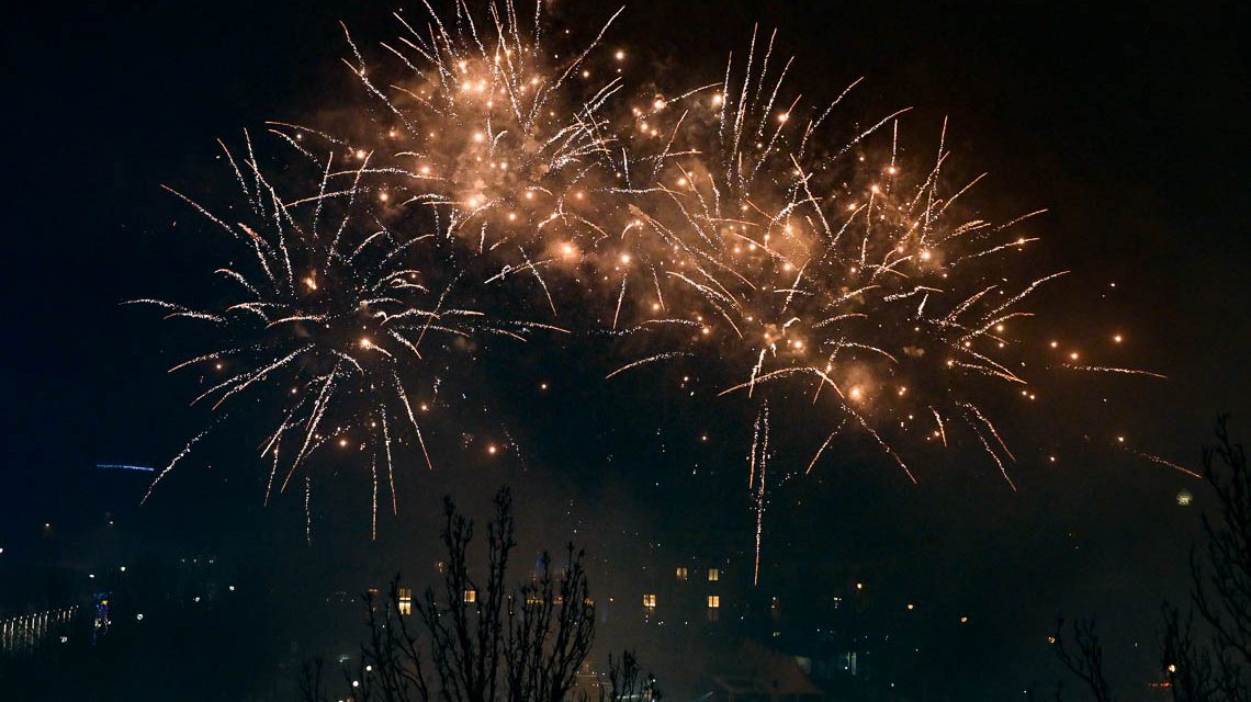 Sylvester 2023/2024, Blick aufs Kurhaus Wiesbaden. Neues Sicherheitskonzept.