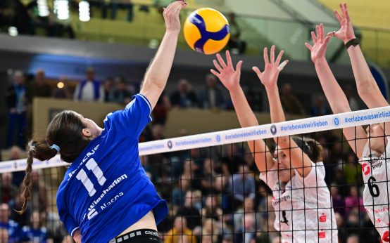 Celine Jebens (vC Wiesbaden) im Hinspiel gegen Dresden im Angriff