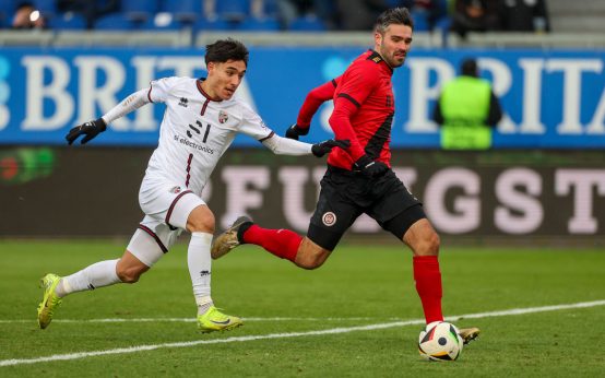 Deniz Zeitler auf dem Weg zum Tor. Sascha Mockenhaupt kann ihn nicht stoppen.SV Wehen Wiesbaden