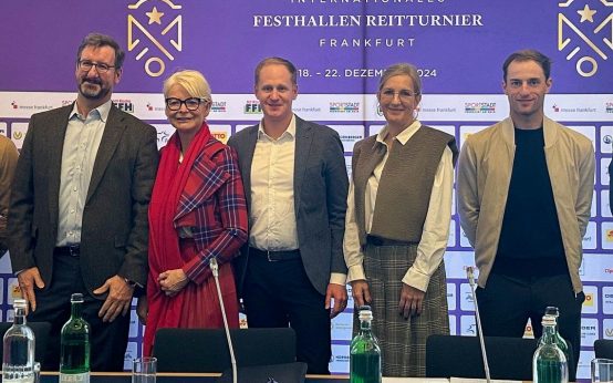 einsame Freude aufs Festhallen Reitturnier 2024: Andrea Marchese (Springreiter ITA), Dr. Andreas Franken (Mitglied des Vorstand DVAG), Ann Katrin Linsenhoff, Matthias Alexander Rath (Veranstalter), Ina Hauck (Stadträtin), Richard Vogel (Springreiter), Sönke Rothenberger (Dressurreiter)