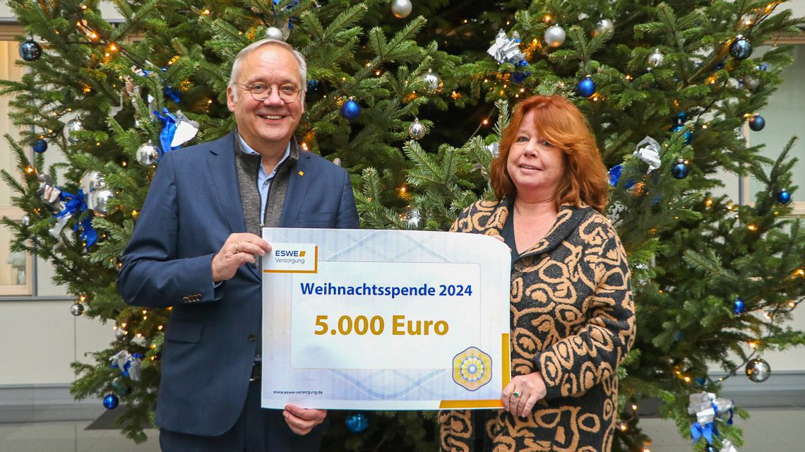 Sabine Brütting und Ralf Schodlok bei der Spendenübergabe in der ESWE-Zentrale.