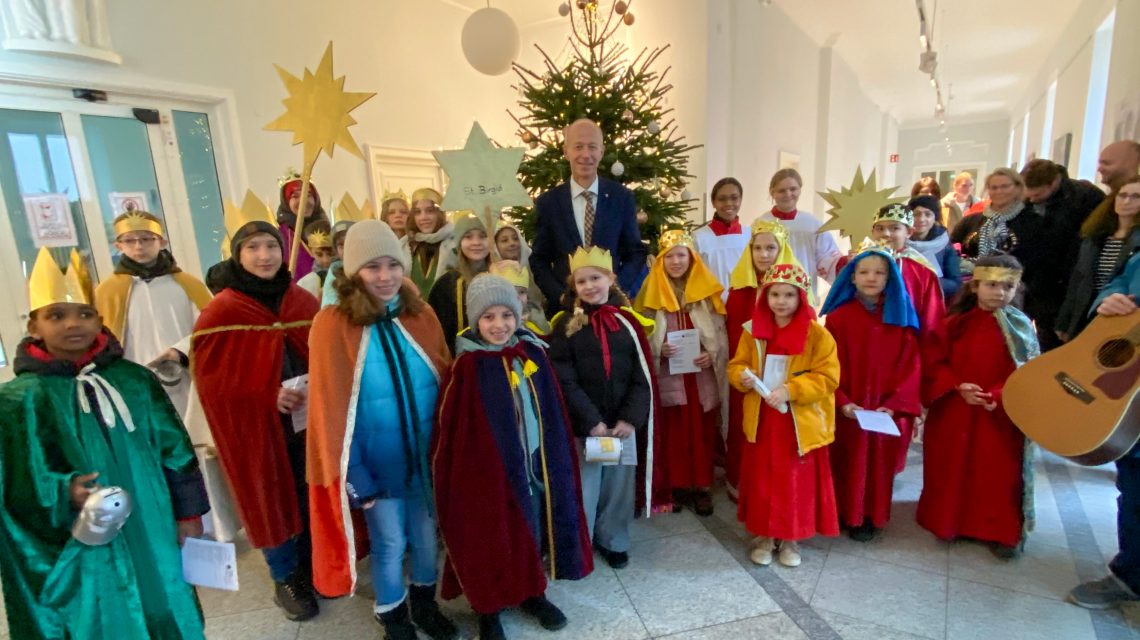 Sternsinger aus den katholischen Pfarreien Sankt Birgid, Sankt Bonifatius sowie Sankt Peter und Paul und Minister Schwarz.