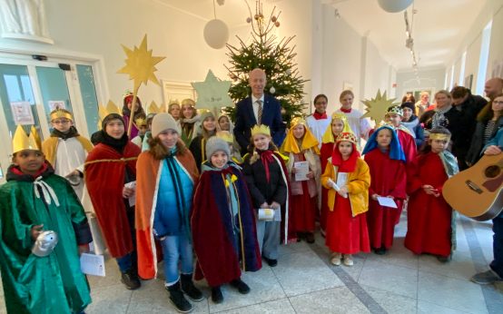 Sternsinger aus den katholischen Pfarreien Sankt Birgid, Sankt Bonifatius sowie Sankt Peter und Paul und Minister Schwarz.