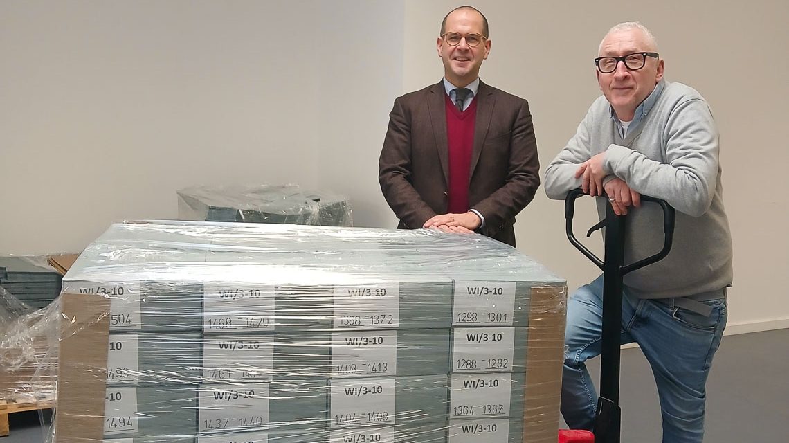 Archivdirektor Dr. Peter Quadflieg (links) und Archivmitarbeiter Marc Hegemann beim Empfang der neu verpackten Akten