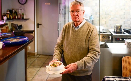 Bruno Henrich serviert eine Kartoffelsuppe im Brunos Beisl.
