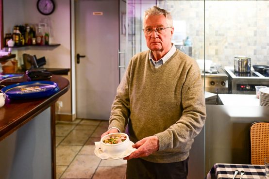Bruno Henrich serviert eine Kartoffelsuppe im Brunos Beisl.