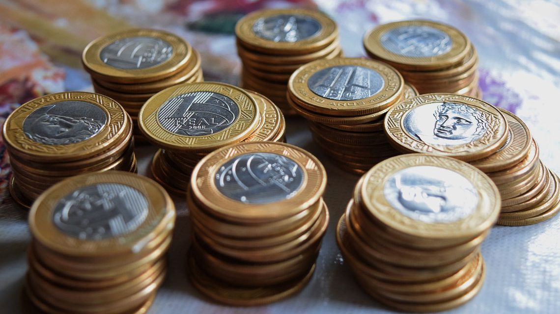 Münzen, Geld, Ausbildungsförderung auf einem Tisch liegend.