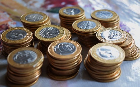 Münzen, Geld, Ausbildungsförderung auf einem Tisch liegend.