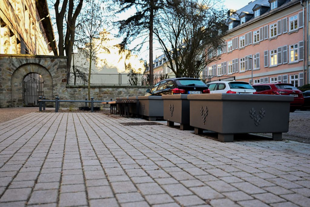 Hebbelplatz, neu gestaltet. Jetzt mit Blumenkübeln und Sitzgelegenheiten. ©2024 Volker Watschounek
