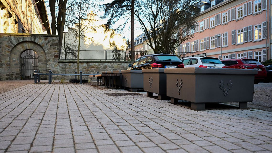 Hebbelplatz, neu gestaltet. Jetzt mit Blumenkübeln und Sitzgelegenheiten. ©2024 Volker Watschounek