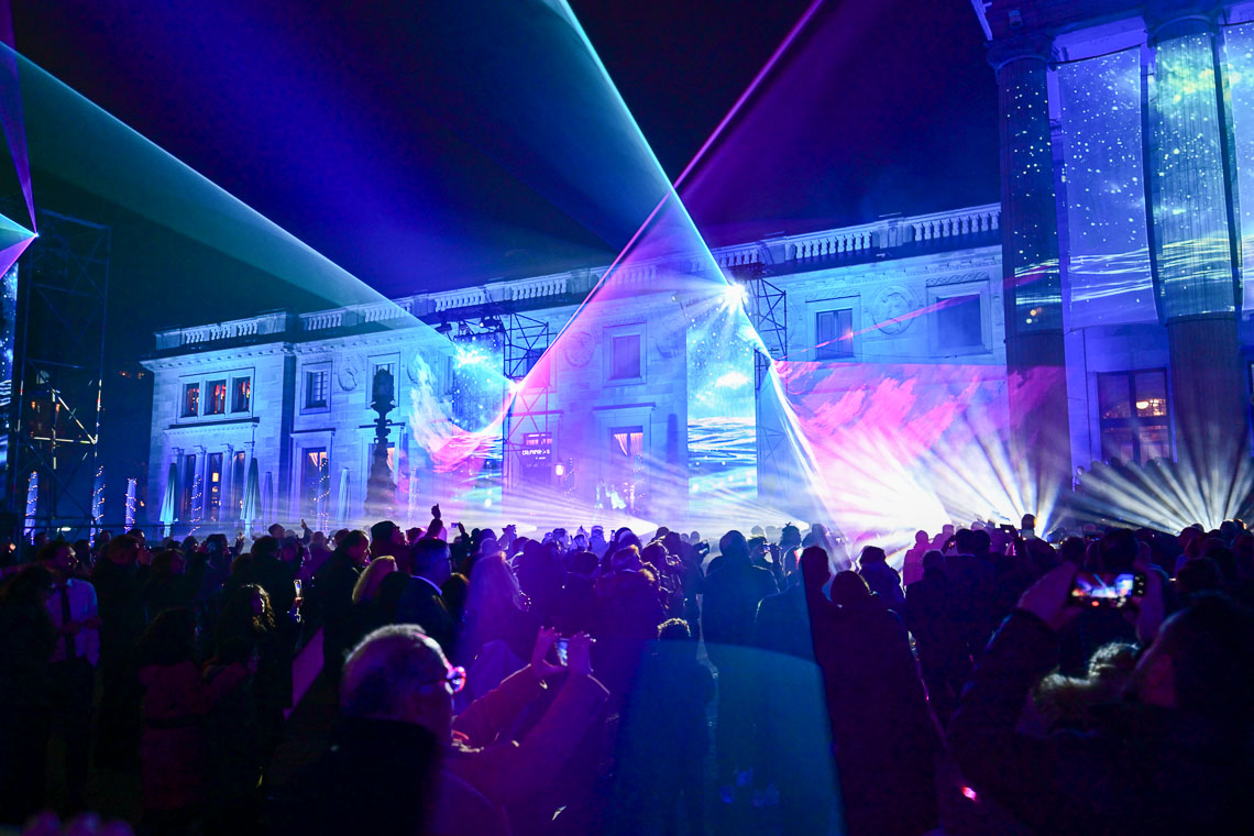 200-Drohnen-zehn-S-le-eine-Nacht-Jahreswechsel-im-Kurhaus-Wiesbaden