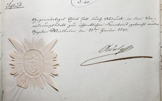 Erste Seite und ein Ausschnitt der letzten Seite des Gründungsediktes der Nassauischen Sparkasse. Fotos des kompletten Edikts auf Anfrage. (Fotos: Paul Müller)