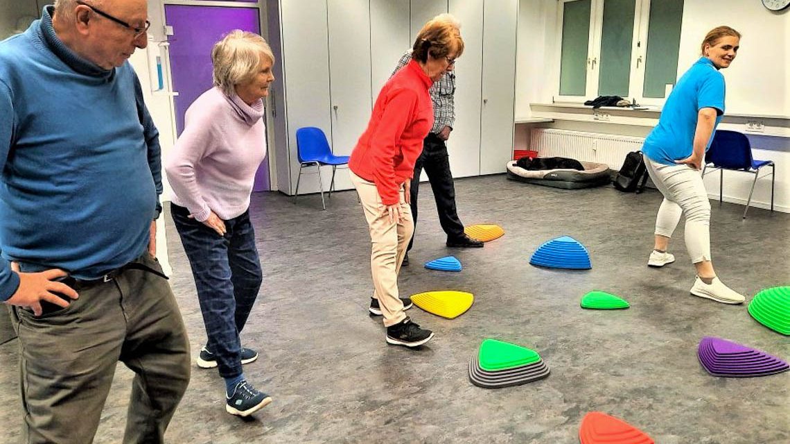 Das angeleitete Gehtraining hilft Menschen mit arterieller Verschlusskrankheit auf dem Weg zu mehr Mobilität.