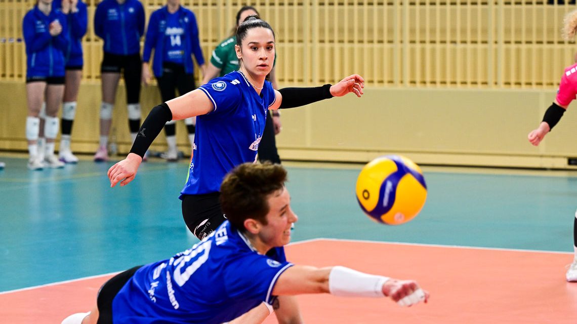 Oliva Russek kann den Ball nur noch ins Aus spielen.