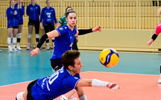 Oliva Russek kann den Ball nur noch ins Aus spielen.