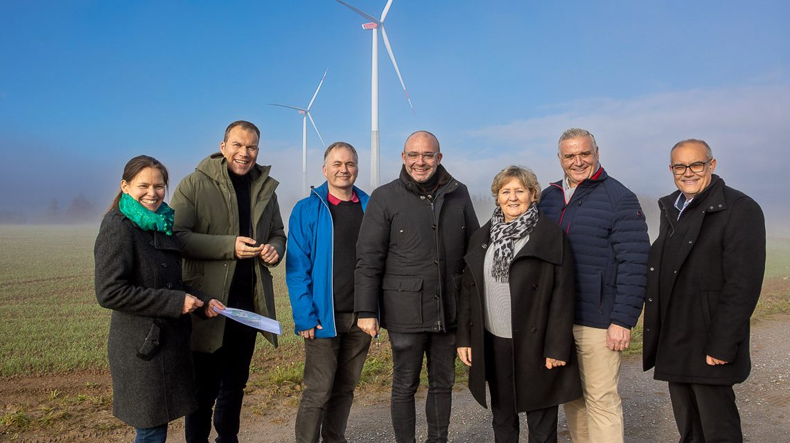 Freuen sich über tolle Beiträge für Natur und Wirtschaft (v. l.): Windpark-Geschäftsführerin Verena Baldassi, Bürgermeister Daniel Rühl (Bad Camberg), Dr. Ing. Volker Müller (KMW), Bürgermeister Christian Herfurth (Idstein), Bürgermeisterin Silvia Scheu-Menzer (Hünfelden), Jörg Höhler (Vorstandsmitglied ESWE Versorgungs AG) und Bürgermeister Jan Kraus (Hünstetten) im Windpark.