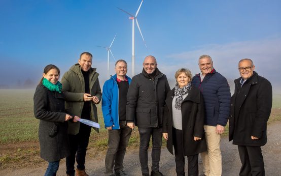 Freuen sich über tolle Beiträge für Natur und Wirtschaft (v. l.): Windpark-Geschäftsführerin Verena Baldassi, Bürgermeister Daniel Rühl (Bad Camberg), Dr. Ing. Volker Müller (KMW), Bürgermeister Christian Herfurth (Idstein), Bürgermeisterin Silvia Scheu-Menzer (Hünfelden), Jörg Höhler (Vorstandsmitglied ESWE Versorgungs AG) und Bürgermeister Jan Kraus (Hünstetten) im Windpark.