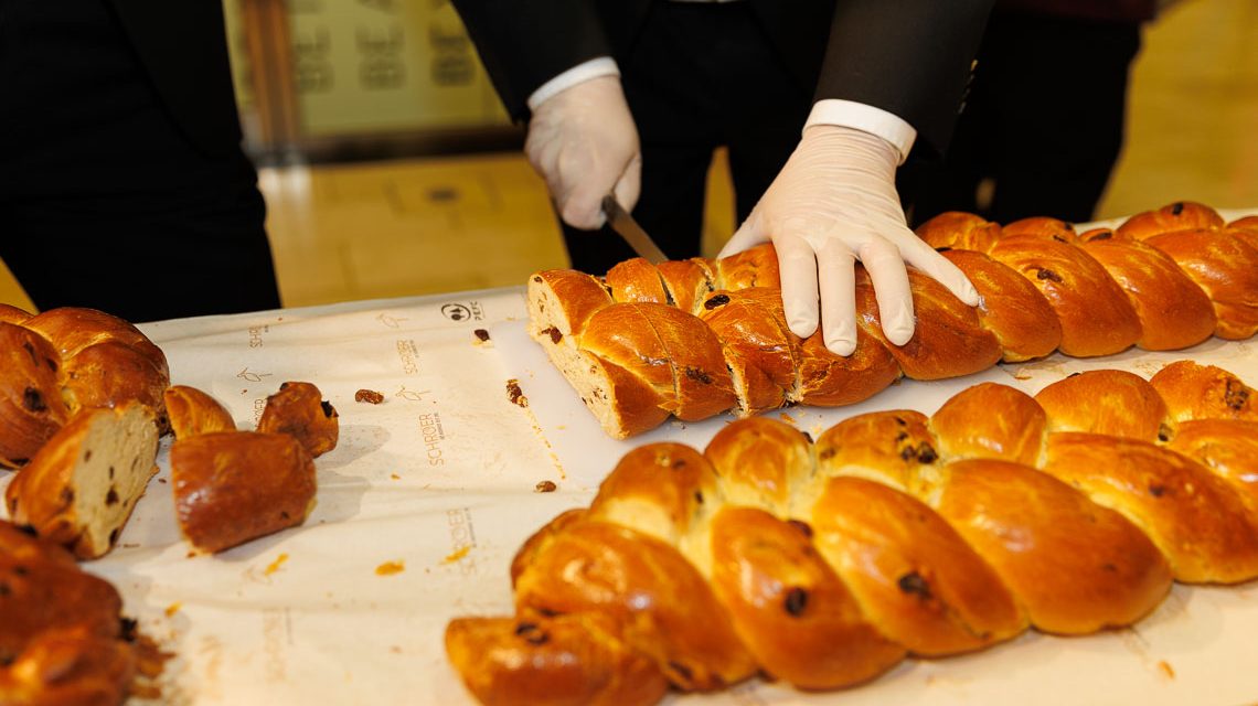 Zopfverkauf im Luisenforum
