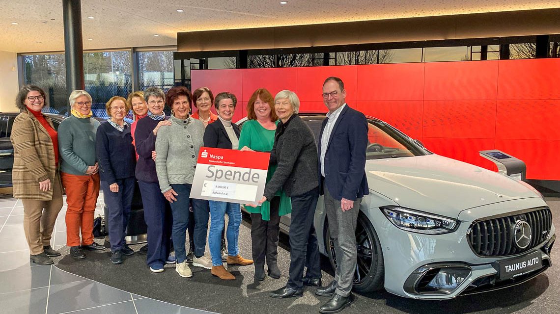 v.r.n.l.: Jochen Kreit, Geschäftsführer Taunus-Auto, Eva-Maria Wolfart, Vorsitzende des Fördervereins der Wiesbadener Frauen-Service-Clubs, Sabine Brütting, Psychoonkologin und Supervisorin bei Aufwind e.V. zusammen mit den Vertreterinnen der acht Frauen Service-Clubs