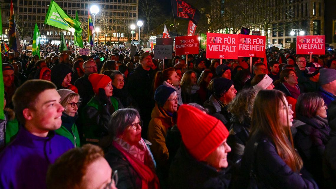 Wir sind die Brandmauer, Demonstration gegen rechts in Wiesbadne.