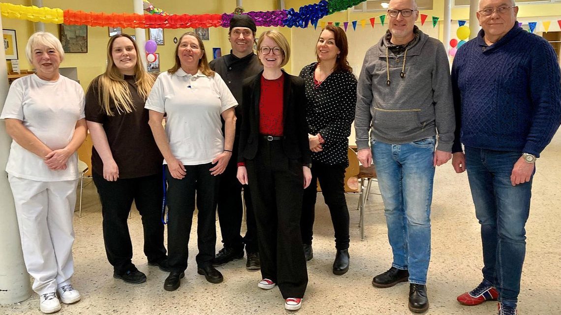 Victorii Trukhliaieva, Selina Mercan, Beate Kraus (Hauswirtschaftliche Leitung), Oliver Bernardi, Claudia Selzer (Sachgebietsleitung Offene Altenarbeit), Christoph Herpel (Arbeitsgruppenleitung Treffpunkte Aktiv), Jürgen Bruhn (Leitung Treffpunkte Blücherstrasse und Adlerstrasse), Sozialdezernentin Dr. Patricia Becher.