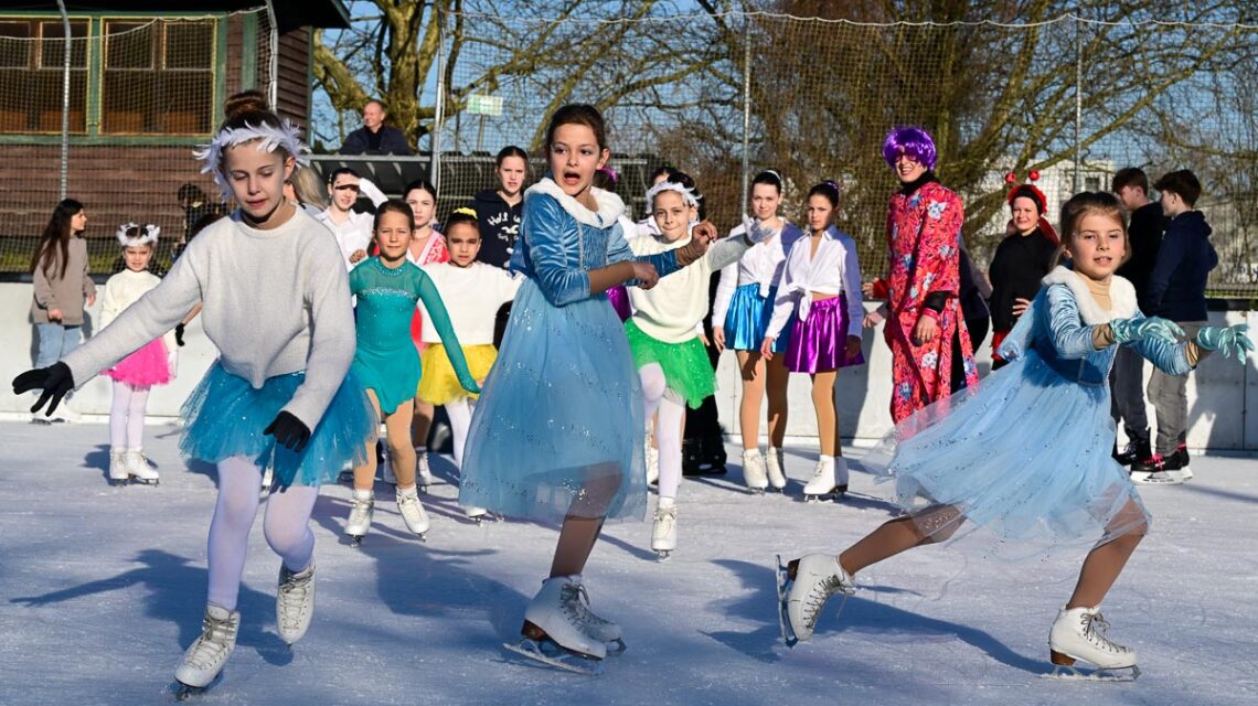Fastnachtseislaufen auf der Henkell-Kunsteisbahn.