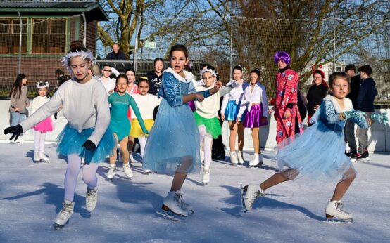 Fastnachtseislaufen auf der Henkell-Kunsteisbahn.