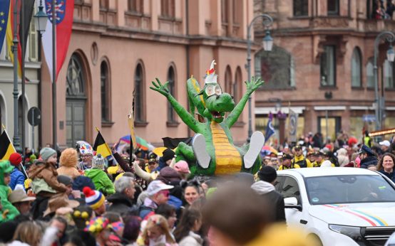Fastnachtsumzug in Wiesbaden, der Straßenkarneval hat begonnen.