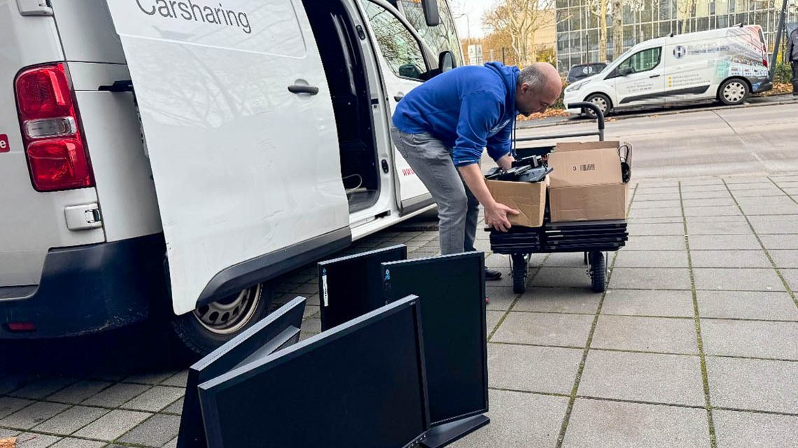 ESWE Verkehr zeigt soziales Engagement und spendet 90 ausrangierte Computer an das Medienzentrum Wiesbaden.